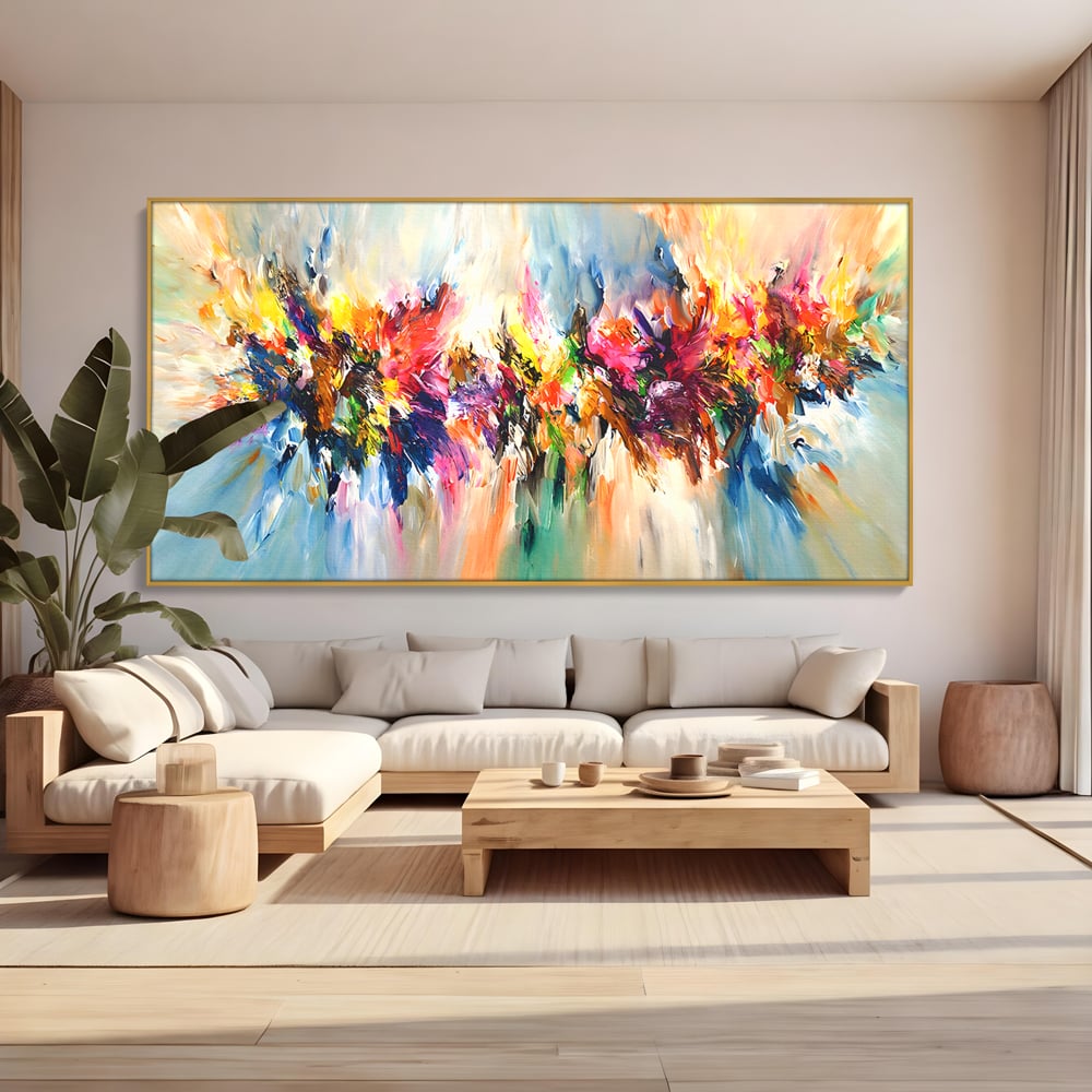 Tablou canvas cu pictura abstracta cu explozie de culoare, in rama de aluminiu auriu, pe perete intr-un living